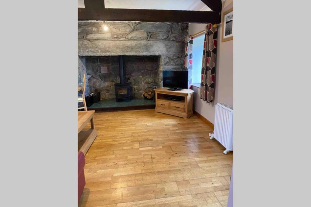 Hendre Fechan Cottage, Nr Barmouth, Pets Welcome, Beautiful Views. * Llanddwywe